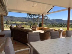 HighGrove Lodge, Luxury Hunter Valley House with Views, Solar-heated Pool, Space